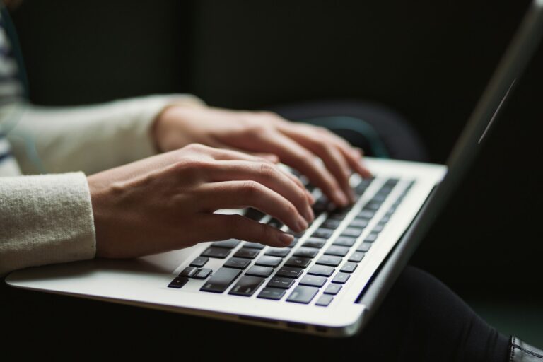 Jak bezpiecznie korzystać z internetu w 2025 roku?